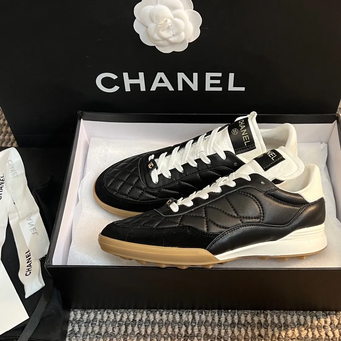 👟👟Ex-factory price 520👟👟 CHANEL 23s new spring and summer sneakers are now available❤️ Original purchased for development and production. Xiaoxiang’s casual sneakers this season have hit the Xiaohongshu INS. Various social platforms exploded like crazy! Classic design. The upper is electro-embroidered with various techniques. The outsole is fashionable and sporty. Extraordinary inclusion of a variety of panda shoe color elements. Lightweight and versatile❗️Not tired when you run wild❗️ Exquisitely packaged at the delivery counter🛍📦 ▪️Inner lining: original imported lambskin + rhombus craft ▪️Sole: original molded T👟👟Factory price U combination outsole ▪️Heel height: 2CM ▪️Size: Women's size 35-40